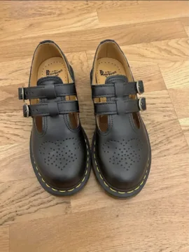 Nice woman flat shoes
