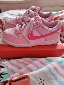 Girls trainers